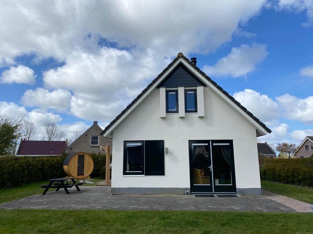 The Frisian Beach House Met Scandinavische Barrel Sauna Villa Tzummarum Exterior photo